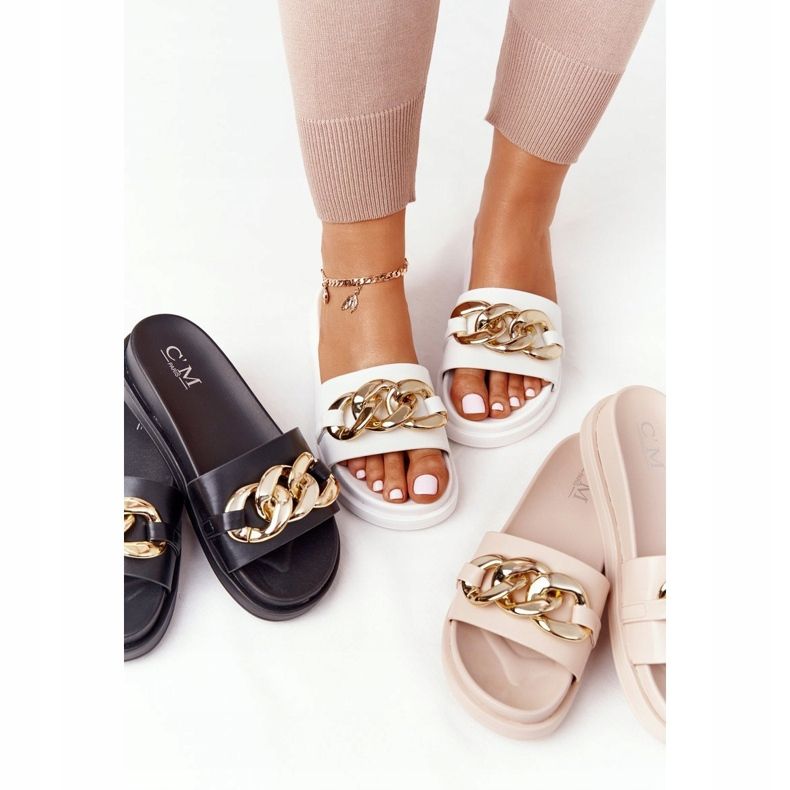 Chinelos na plataforma com uma corrente branca de férias branco dourado 1