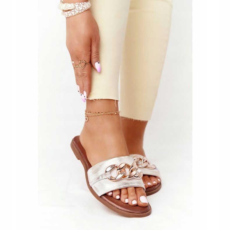 Chinelos de couro com corrente Nicole 2652 branco metálico 2