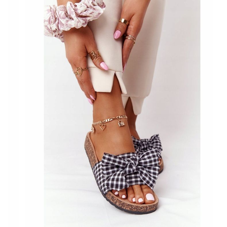 MSMG Chinelos com sola de cortiça e laço xadrez Amara branco preto 1 MSMG Chinelos com sola de cortiça e laço xadrez Amara branco preto 1