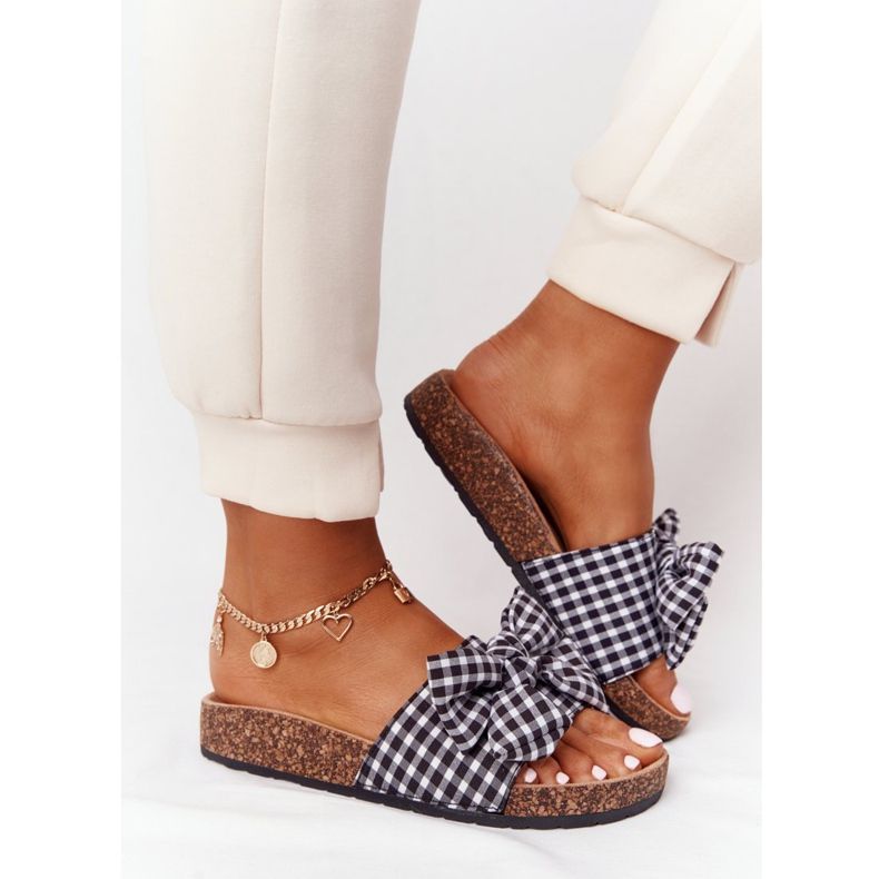 MSMG Chinelos com sola de cortiça e laço xadrez Amara branco preto 2 MSMG Chinelos com sola de cortiça e laço xadrez Amara branco preto 2