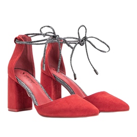 Bombas amarradas vermelhas no posto de Eliza vermelho 1