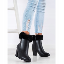 Goodin Botas em um poste de pele preto 2
