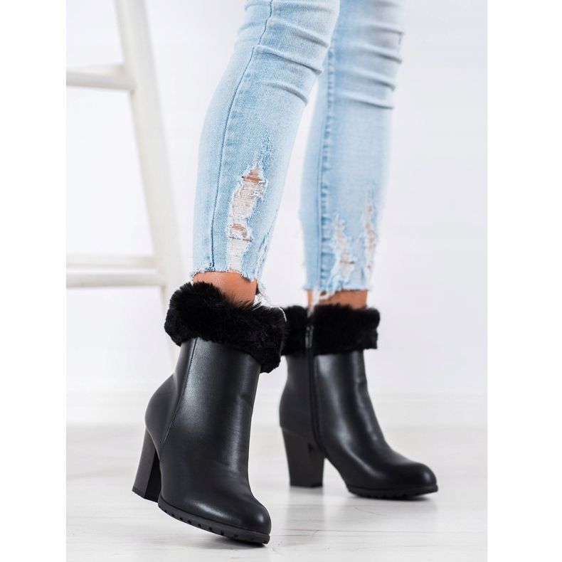 Goodin Botas em um poste de pele preto 2