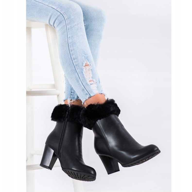 Goodin Botas em um poste de pele preto 1