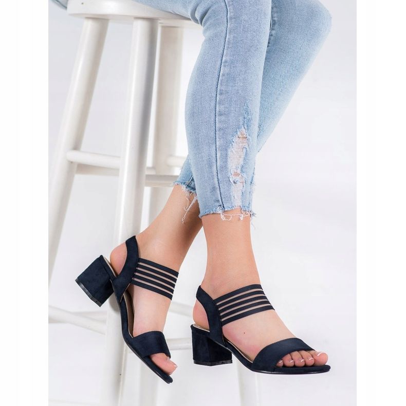 Filippo Slip-on Sandals em uma postagem azul 1 Filippo Slip-on Sandals em uma postagem azul 1