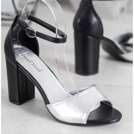 Small Swan Sandálias clássicas em um bar preto cinza 2