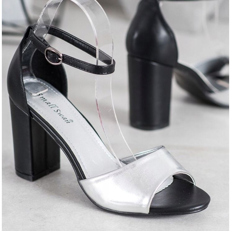 Small Swan Sandálias clássicas em um bar preto cinza 2