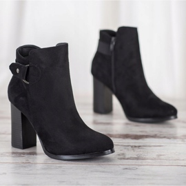 Goodin Botas elegantes em uma postagem preto 1