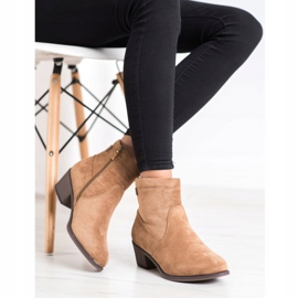 Camo Botas casuais em uma postagem bege 1 Camo Botas casuais em uma postagem bege 1