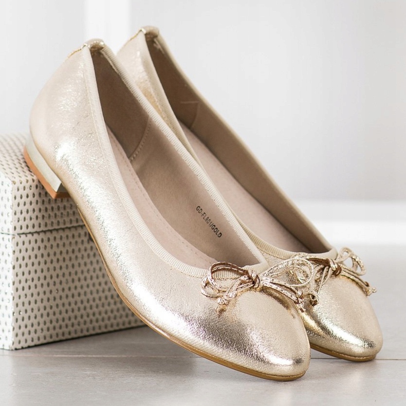 Goodin Bailarina elegante com um arco dourado 2