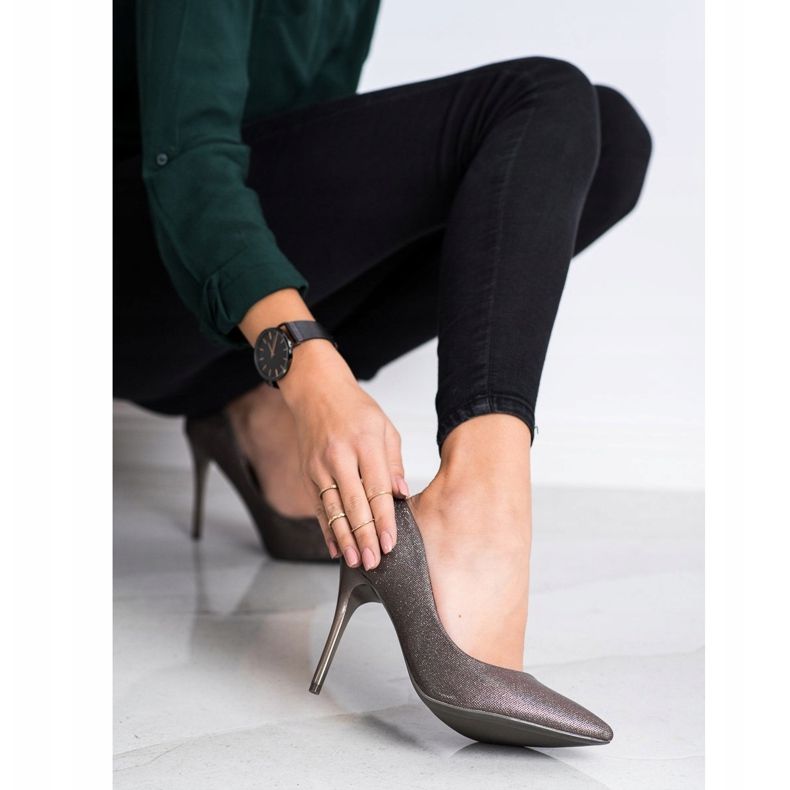 Goodin Bombas da moda em um pino cinza 1