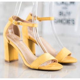 Sabatina Sandálias amarelas em um bar amarelo 2