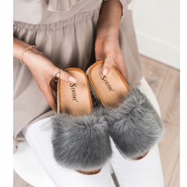 Seastar Chinelos elegantes em uma plataforma decorativa cinza 2