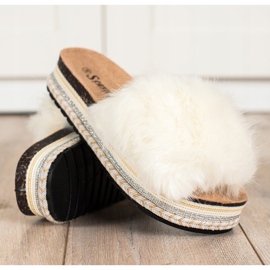 Seastar Chinelos elegantes em uma plataforma decorativa branco 1