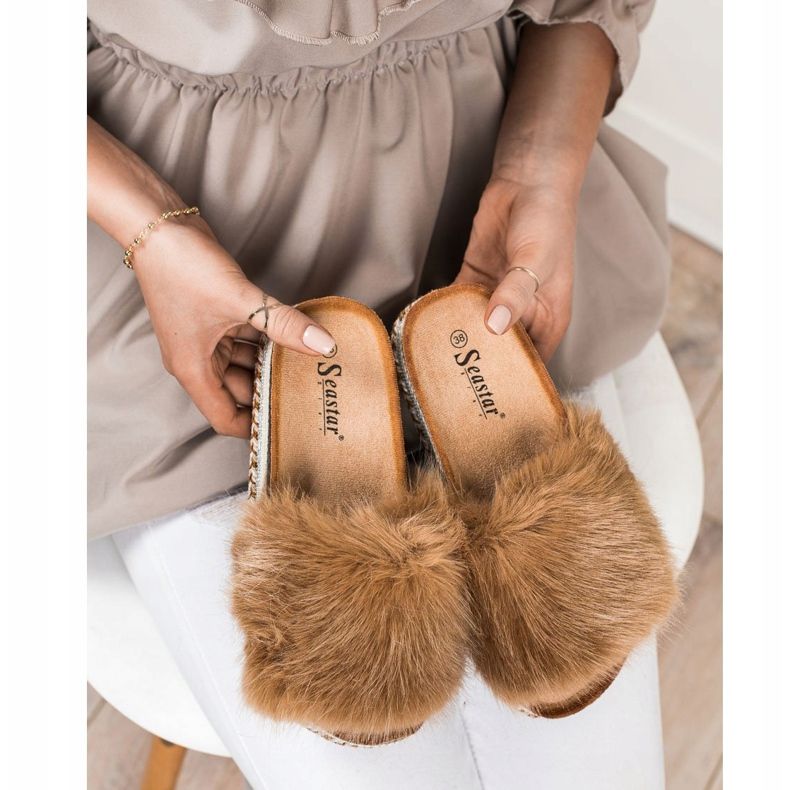 Seastar Chinelos elegantes em uma plataforma decorativa marrom 2