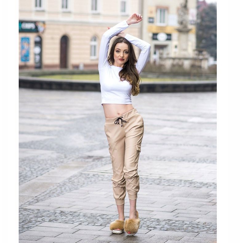 Seastar Chinelos elegantes em uma plataforma decorativa marrom 1