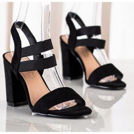 Evento Sandálias deslizantes em um bar preto 1