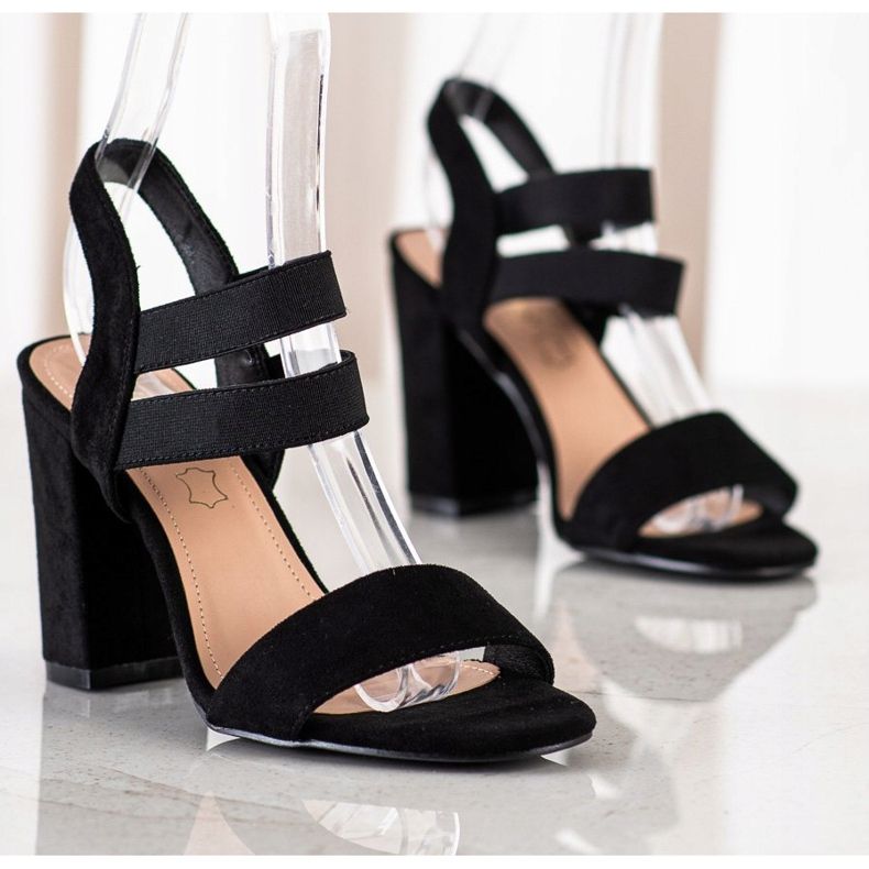 Evento Sandálias deslizantes em um bar preto 1