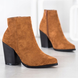 Marquiz Botas em um poste largo marrom 1