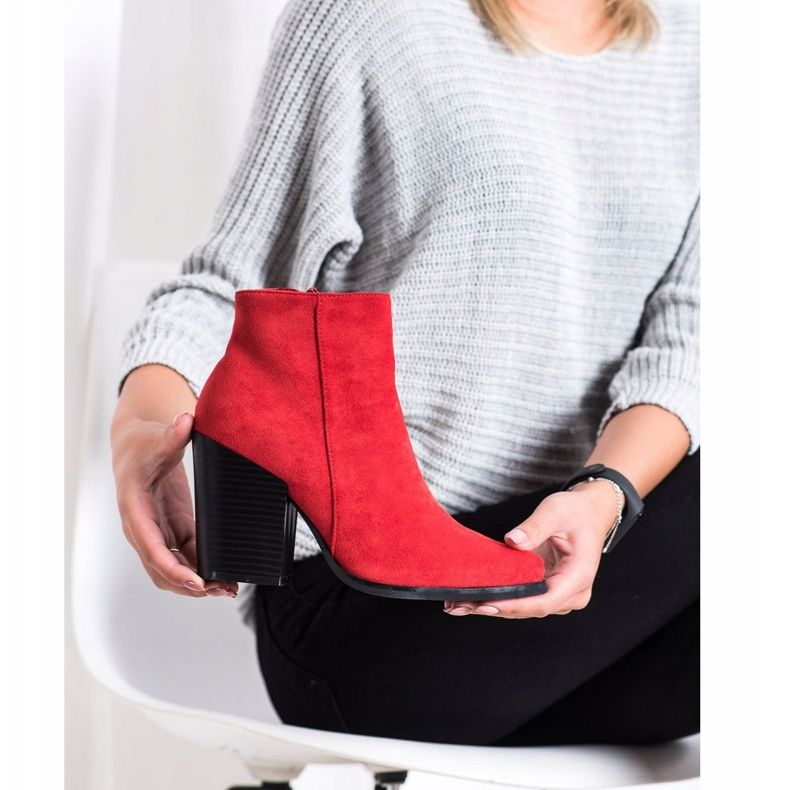 Marquiz Botas em um poste largo vermelho 2 Marquiz Botas em um poste largo vermelho 2