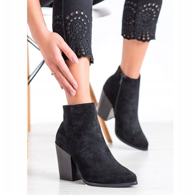 Marquiz Botas em um poste largo preto 1