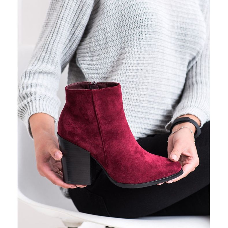 Marquiz Botas em um poste largo vermelho 2 Marquiz Botas em um poste largo vermelho 2