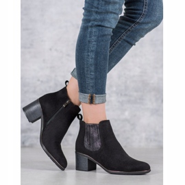 Filippo Botas em uma postagem preto 1