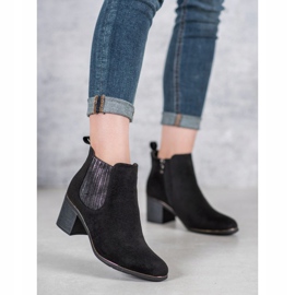 Filippo Botas em uma postagem preto 2