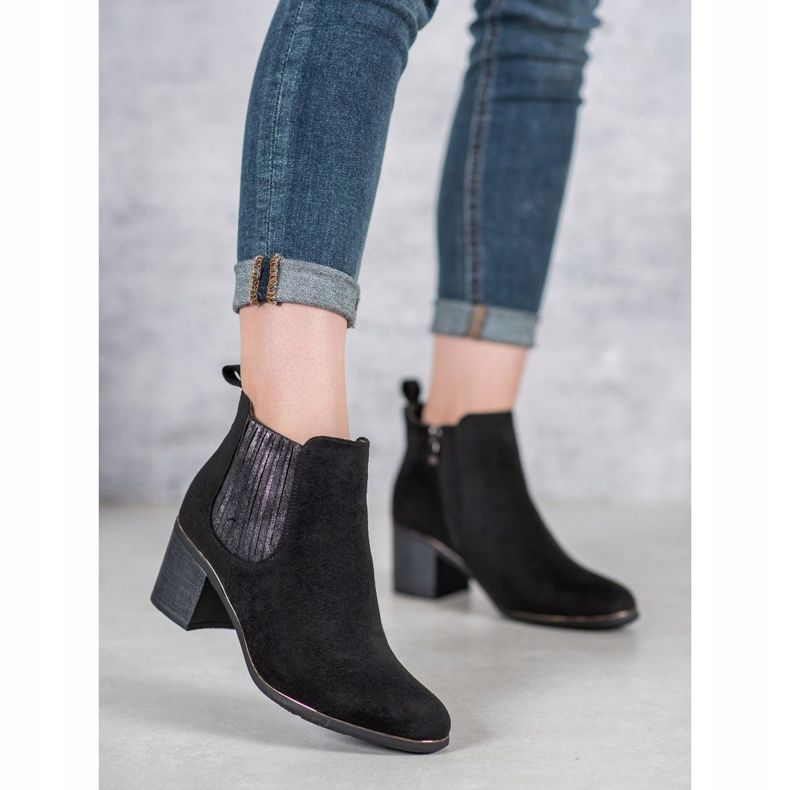 Filippo Botas em uma postagem preto 2