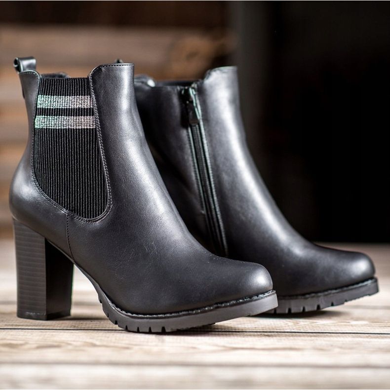 SHELOVET Botas pretas em um poste preto 1