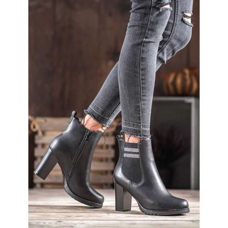SHELOVET Botas pretas em um poste preto 2