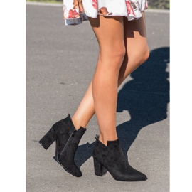 Botas em um post VINCEZA preto 1