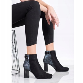 M.Daszyński Botas em uma postagem preto 2