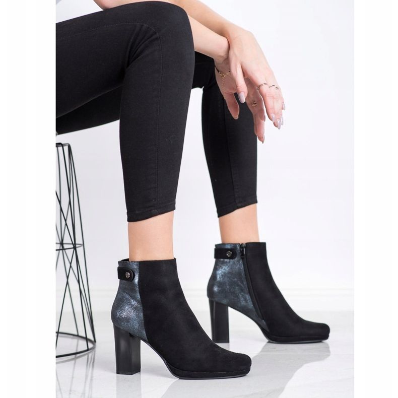 M.Daszyński Botas em uma postagem preto 2