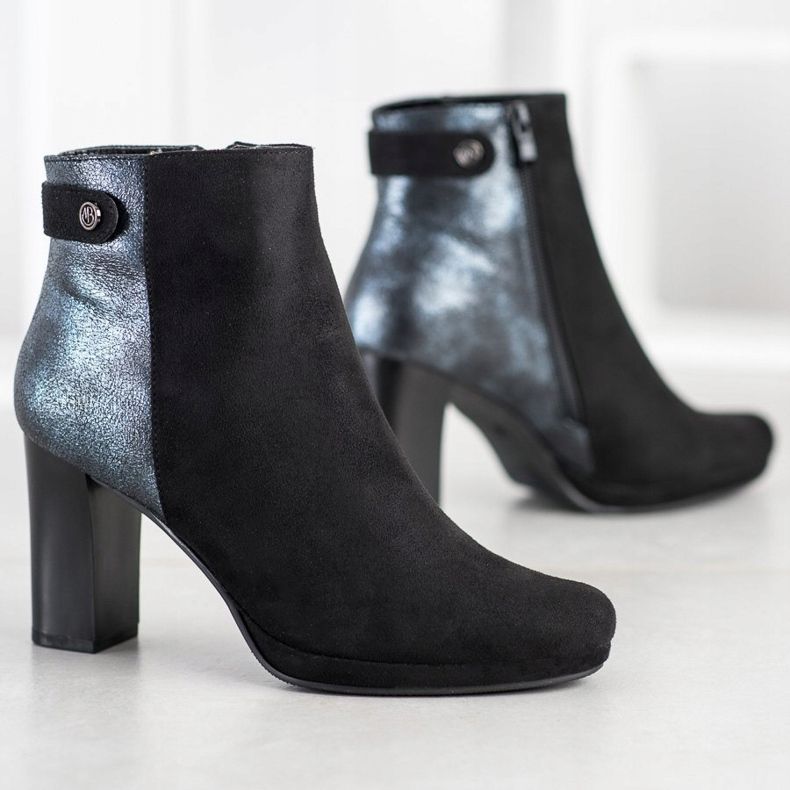 M.Daszyński Botas em uma postagem preto 1