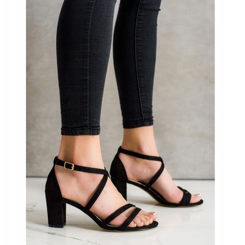 Goodin Sandálias em um bar preto 1