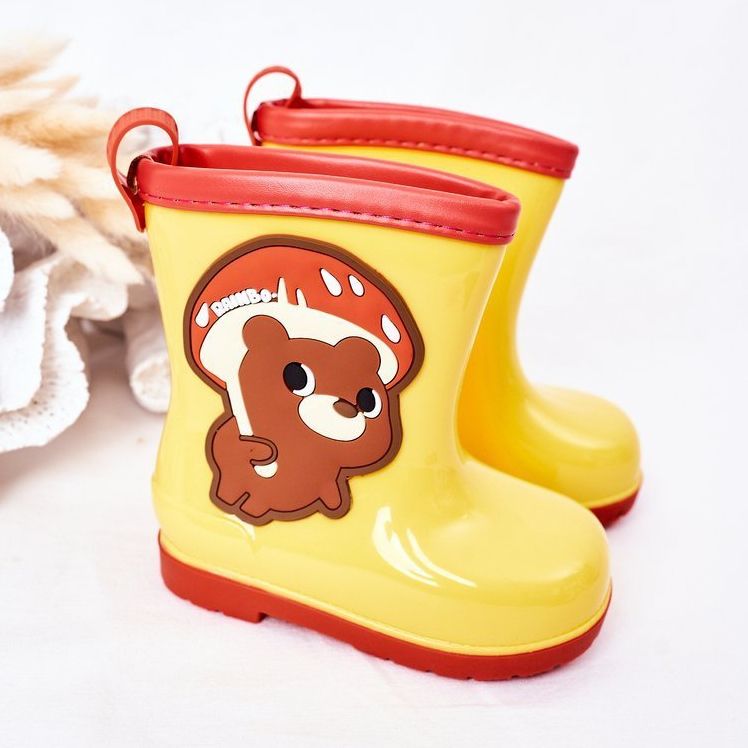 Galochas amarelas infantis com um urso de pelúcia amarelo 2