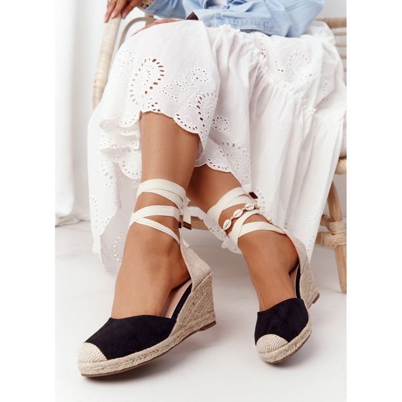 PG1 Sandálias pretas Nelly amarradas em cunha com tranças bege preto 2