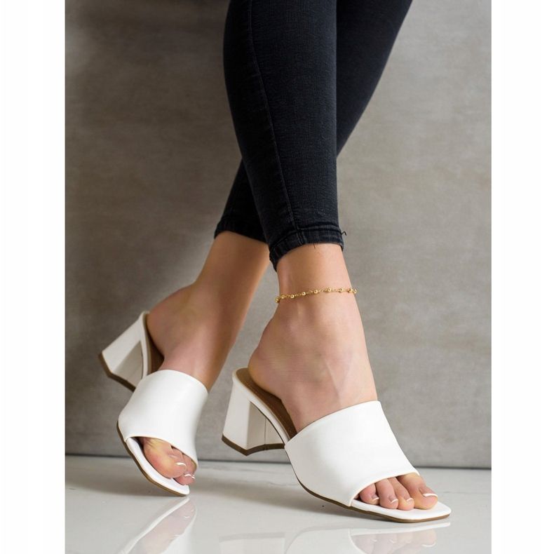 SHELOVET Chinelos Clássicos Brancos Em Um Bar 2