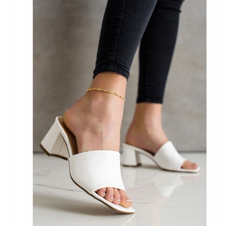 SHELOVET Chinelos Clássicos Brancos Em Um Bar 1