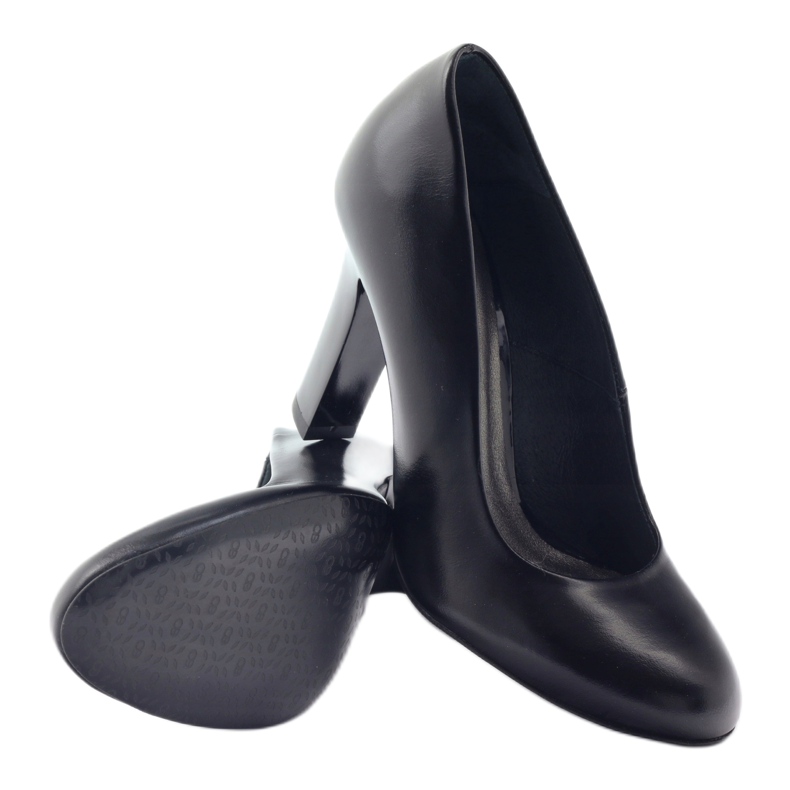 Edeo Bombas pretas em um pilar preto 3