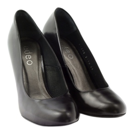 Edeo Bombas pretas em um pilar preto 4