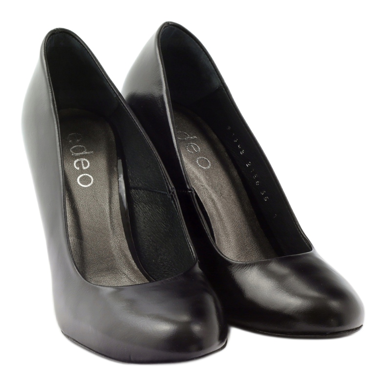 Edeo Bombas pretas em um pilar preto 4