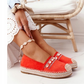 PG1 Alpercatas na plataforma com concha de coral vermelho laranja 1