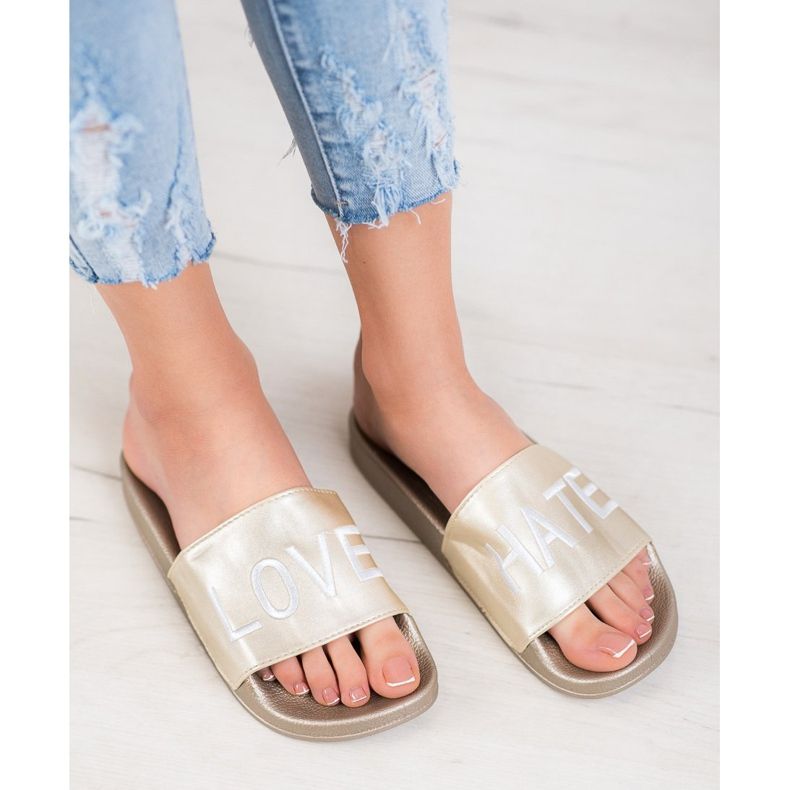 Small Swan LOVE &amp; HATE chinelos de couro ecológico dourado 1
