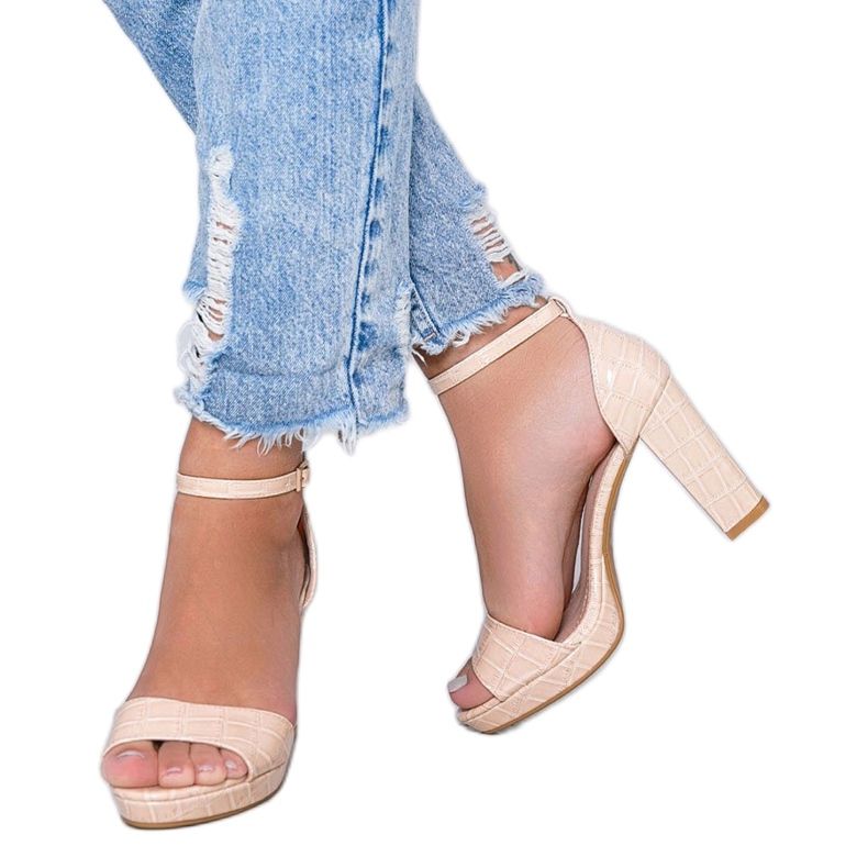 Sandálias bege em poste com estampa de couro Black Rose 1