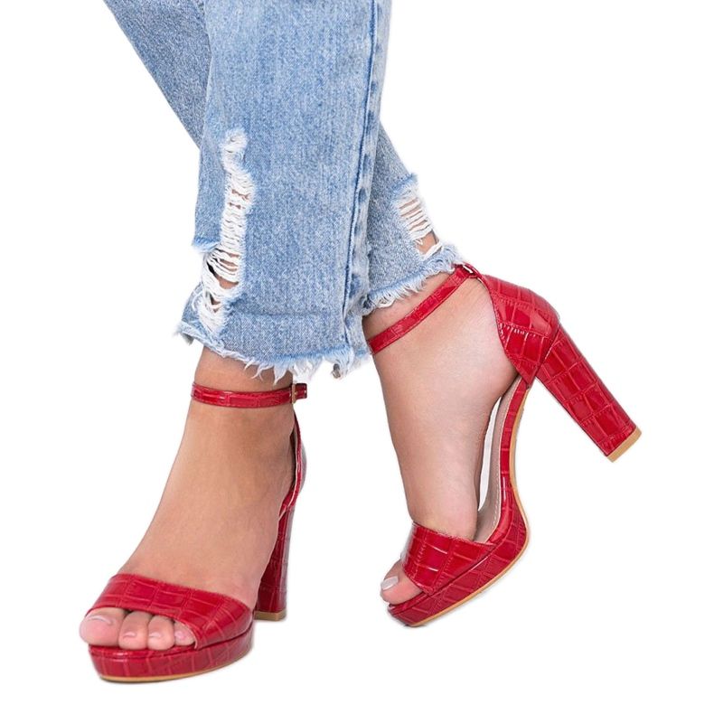 Sandálias vermelhas em um poste com estampa de couro Black Rose vermelho 1 Sandálias vermelhas em um poste com estampa de couro Black Rose vermelho 1