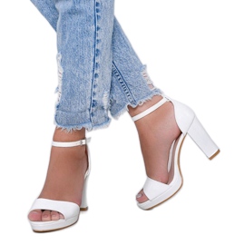 Sandálias brancas em um poste com estampa de couro Black Rose branco 1