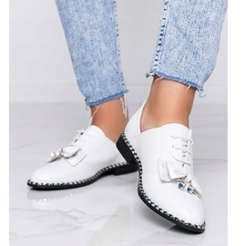 Sapatos brancos brilhantes com um laço de estrelas perdidas 1