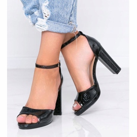 Sandálias pretas em um poste com estampa de pele de cobra Millo preto 2